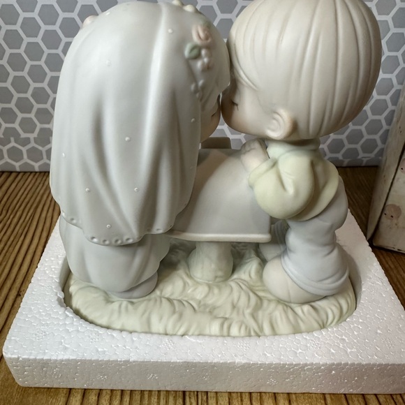 Precious Moments: Sealed With a Kiss! Like New Condition! - Picture 4 of 6